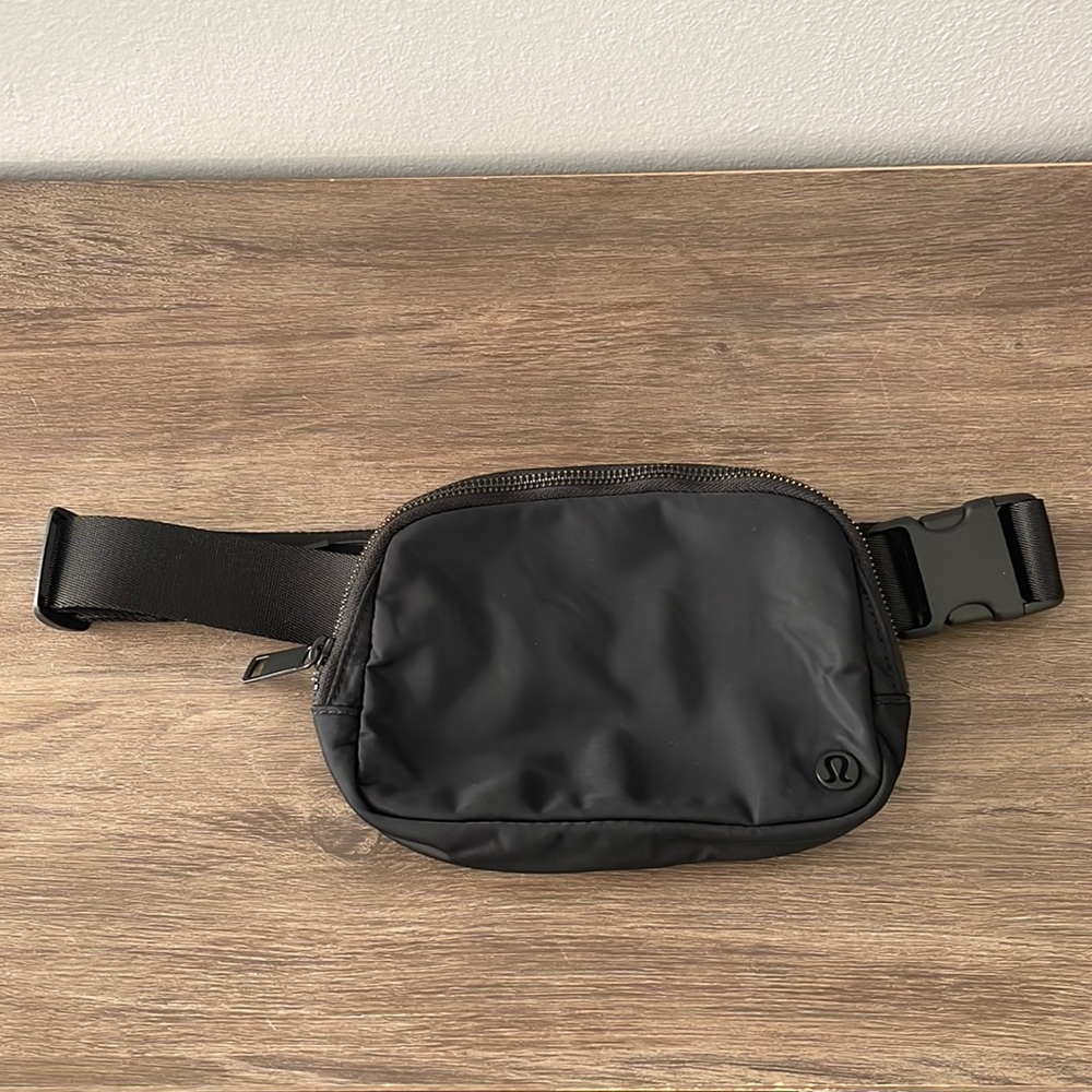 Lululemon Everywhere Belt bag